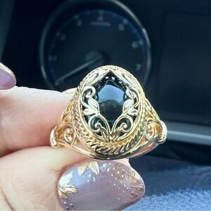 NEW Stunning Goldtone Ring Size 10